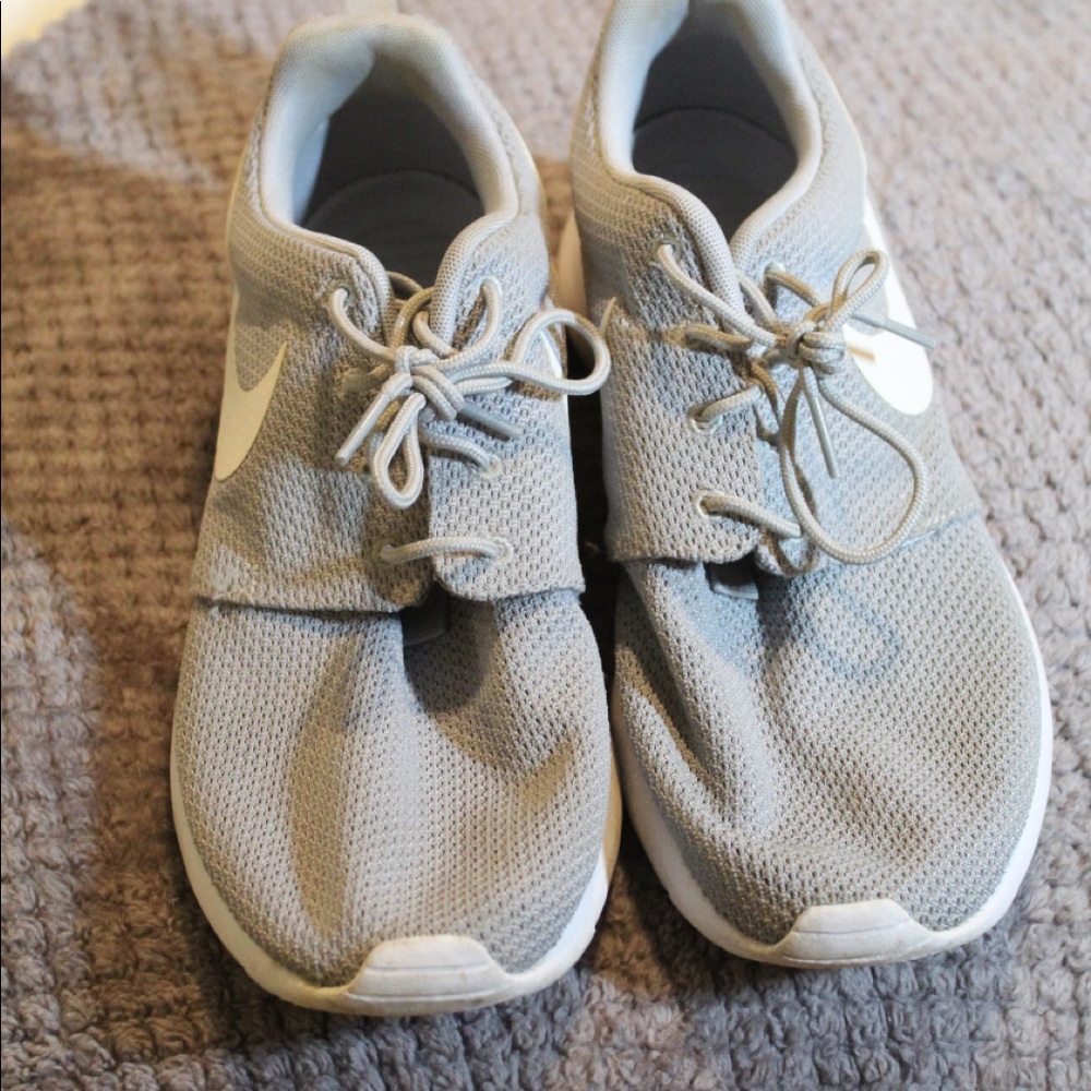 NIKE tennis shoes